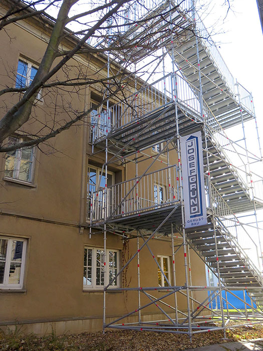 Erstellung einer Fluchttreppe an der Universität Erfurt, Mitarbeitergebäude 2