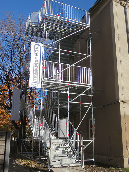 Erstellung einer Fluchttreppe an der Universität Erfurt, Mitarbeitergebäude 2